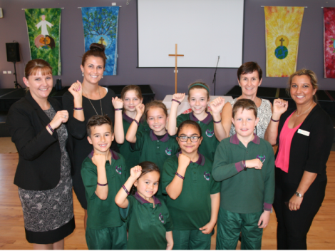 Assistant Principal Sarah O’Rourke, Year 2 teacher Natalie Platt, students Cooper Nadwie-Smith, Alicia Hoare, Sian Maio, Talia Harb, Paige Gornall, Aiden Irving, Principal Marina Hardy and Clinical Psychologist and Leading Counsellor Anoushka Houseman